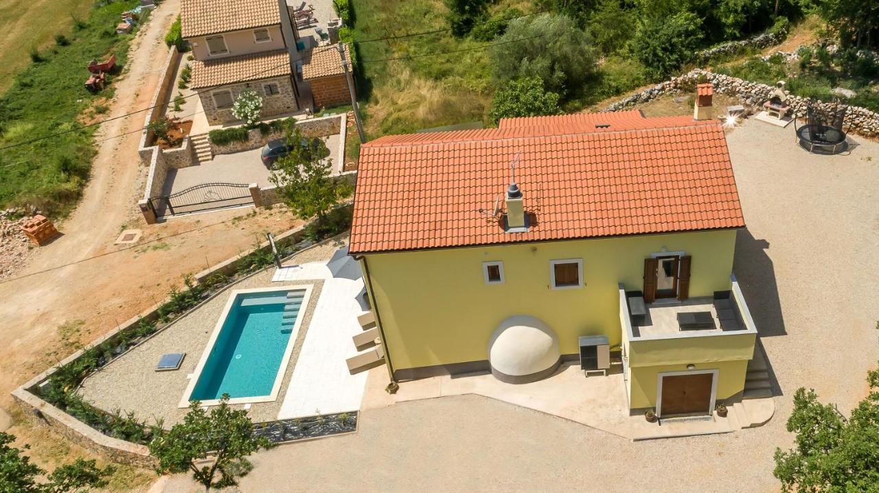 Holiday Home Tos Risika Bagian luar foto