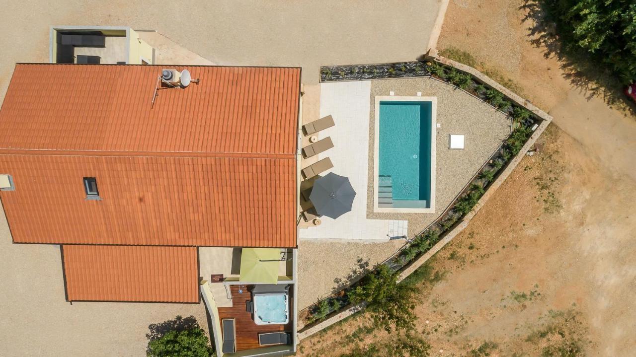 Holiday Home Tos Risika Bagian luar foto