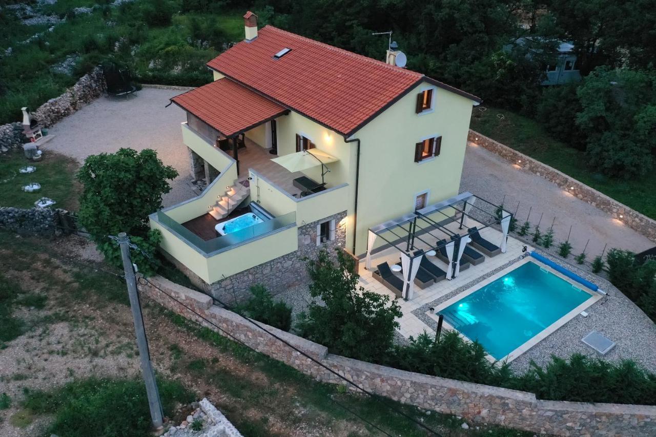 Holiday Home Tos Risika Bagian luar foto