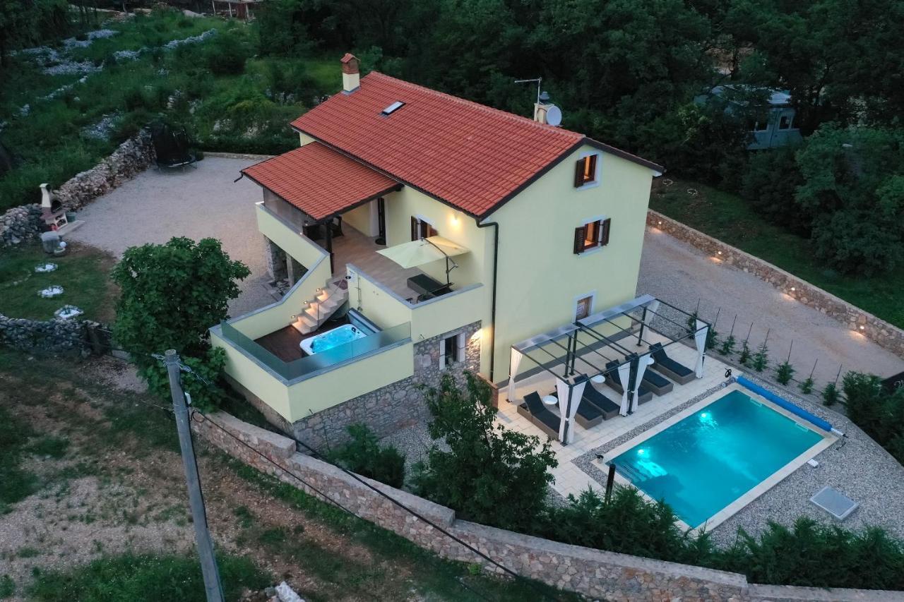 Holiday Home Tos Risika Bagian luar foto