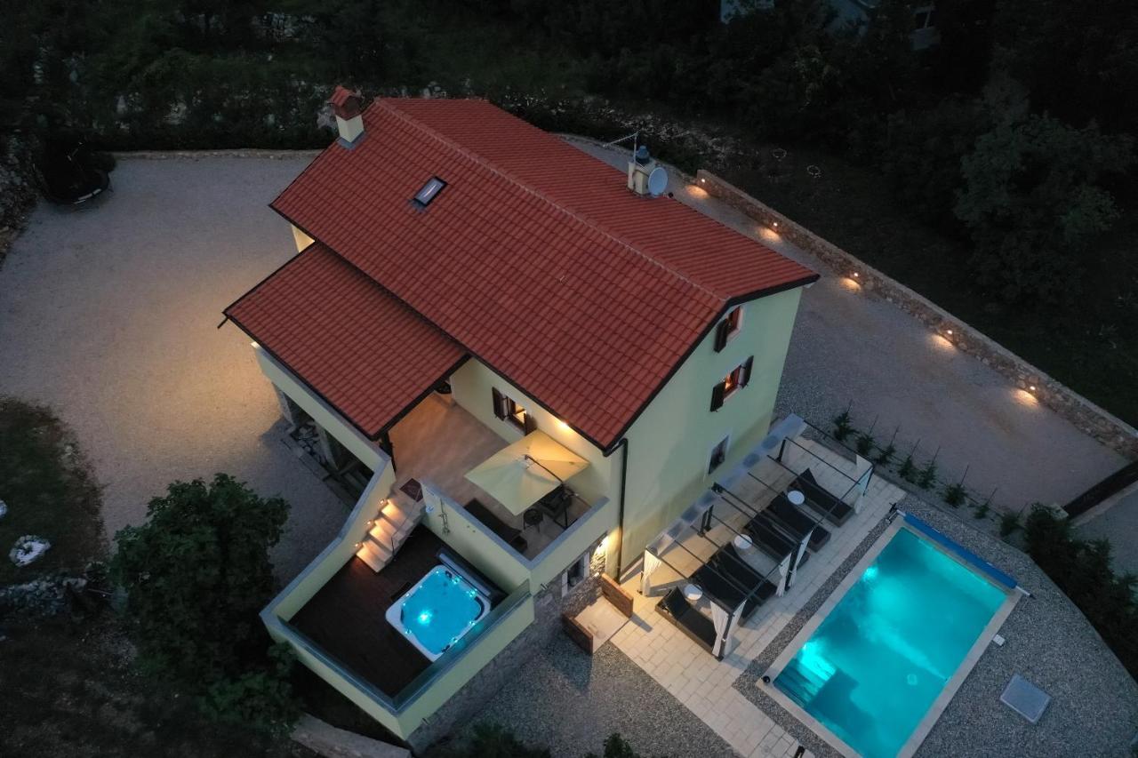 Holiday Home Tos Risika Bagian luar foto
