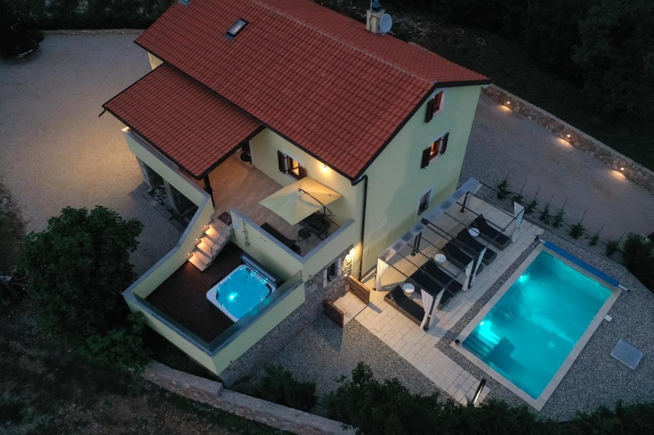 Holiday Home Tos Risika Bagian luar foto