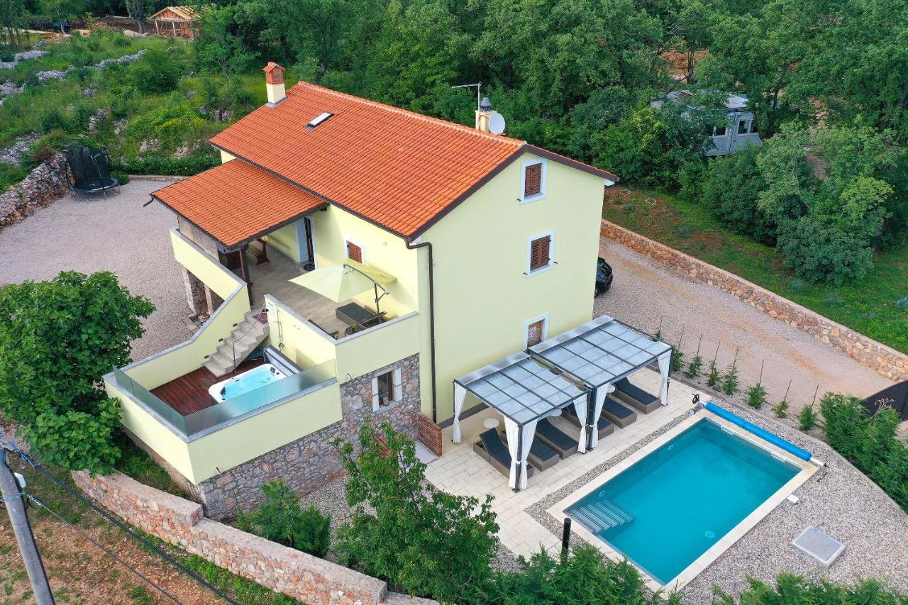 Holiday Home Tos Risika Bagian luar foto