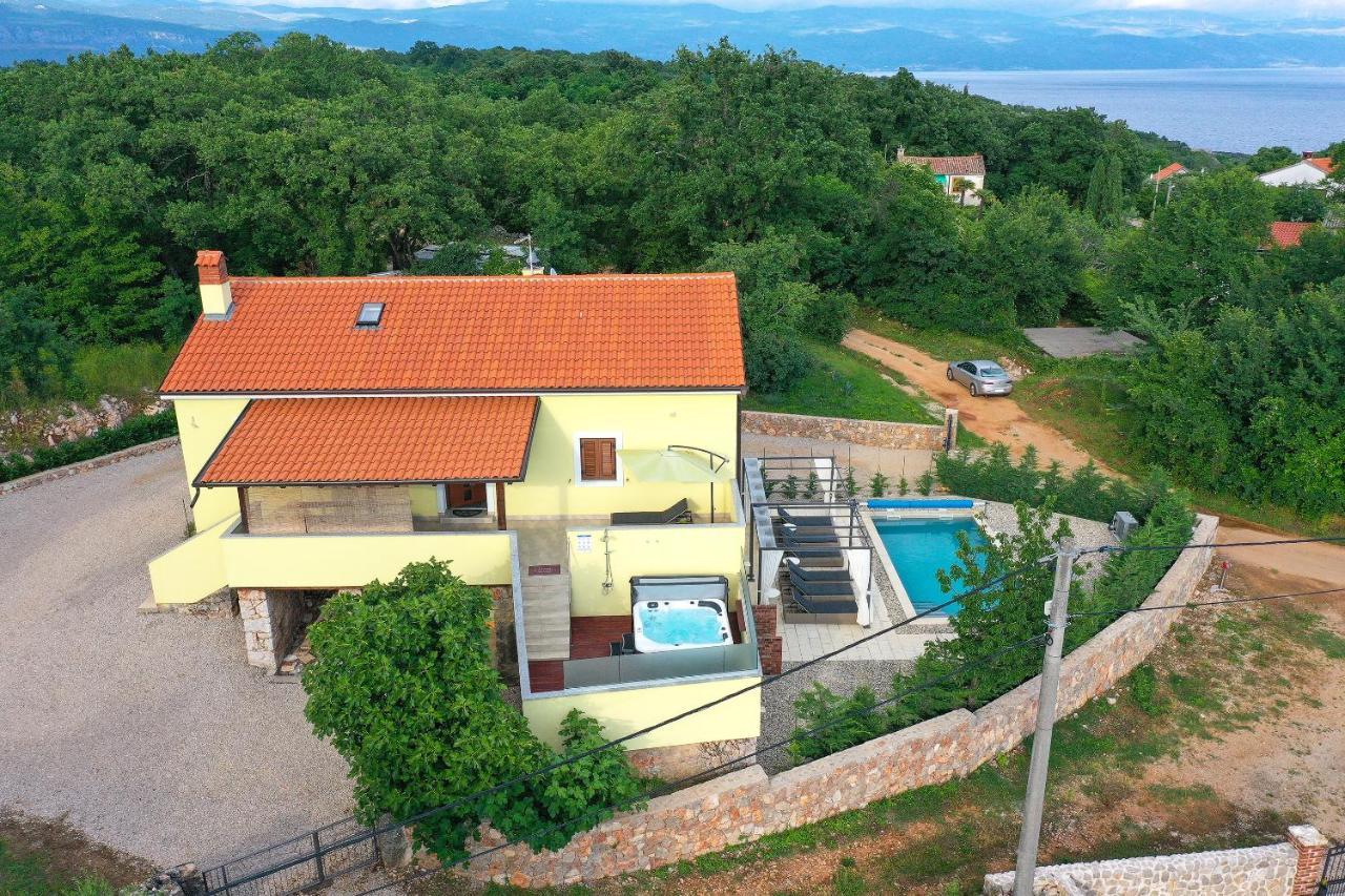 Holiday Home Tos Risika Bagian luar foto