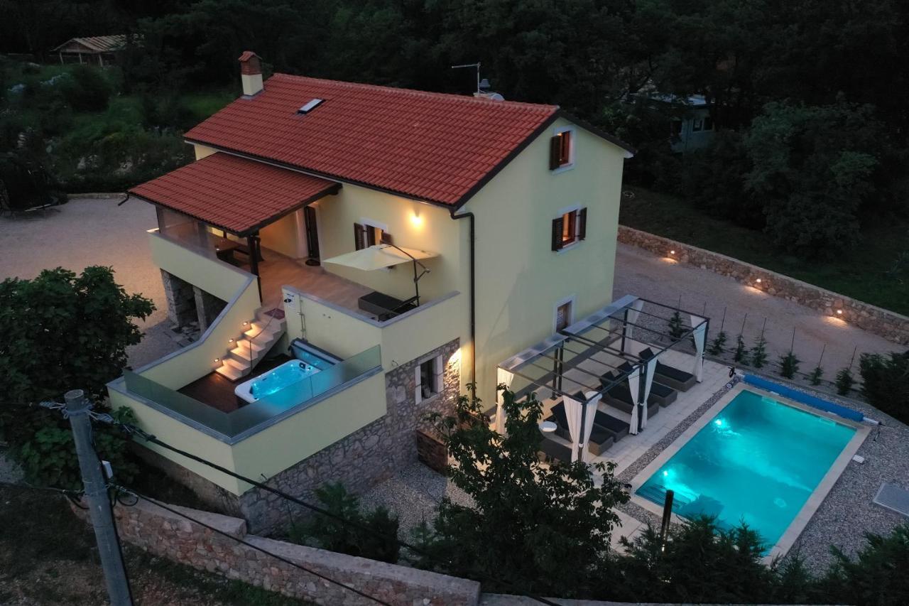 Holiday Home Tos Risika Bagian luar foto
