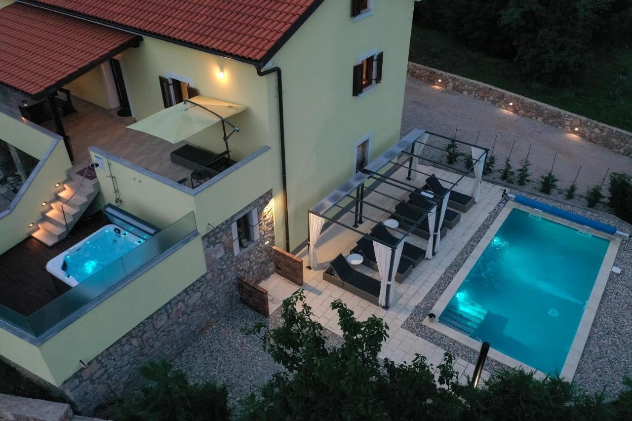 Holiday Home Tos Risika Bagian luar foto