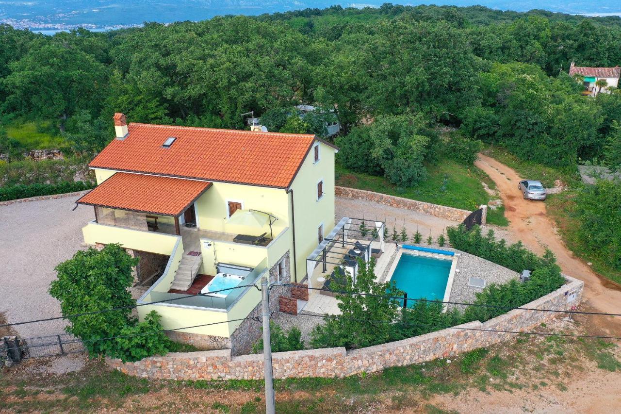 Holiday Home Tos Risika Bagian luar foto