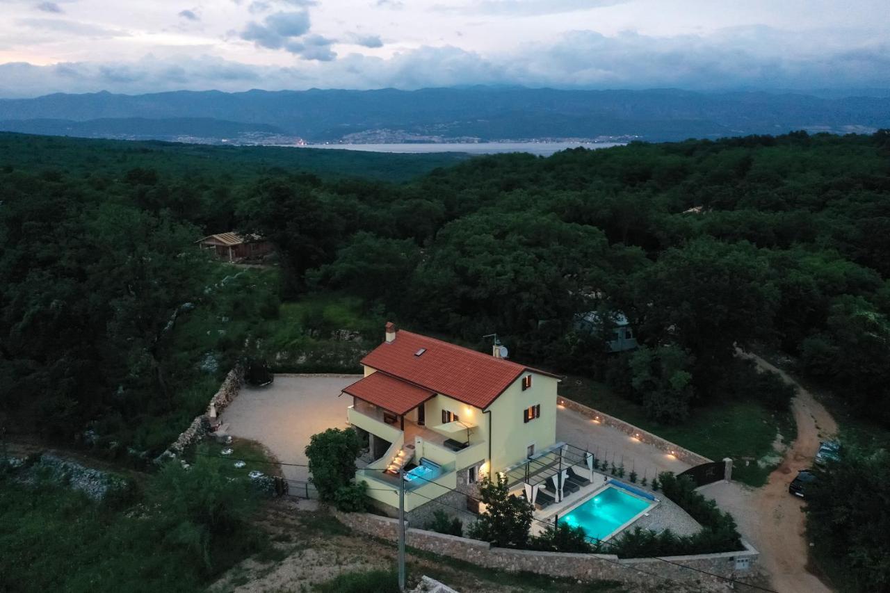 Holiday Home Tos Risika Bagian luar foto