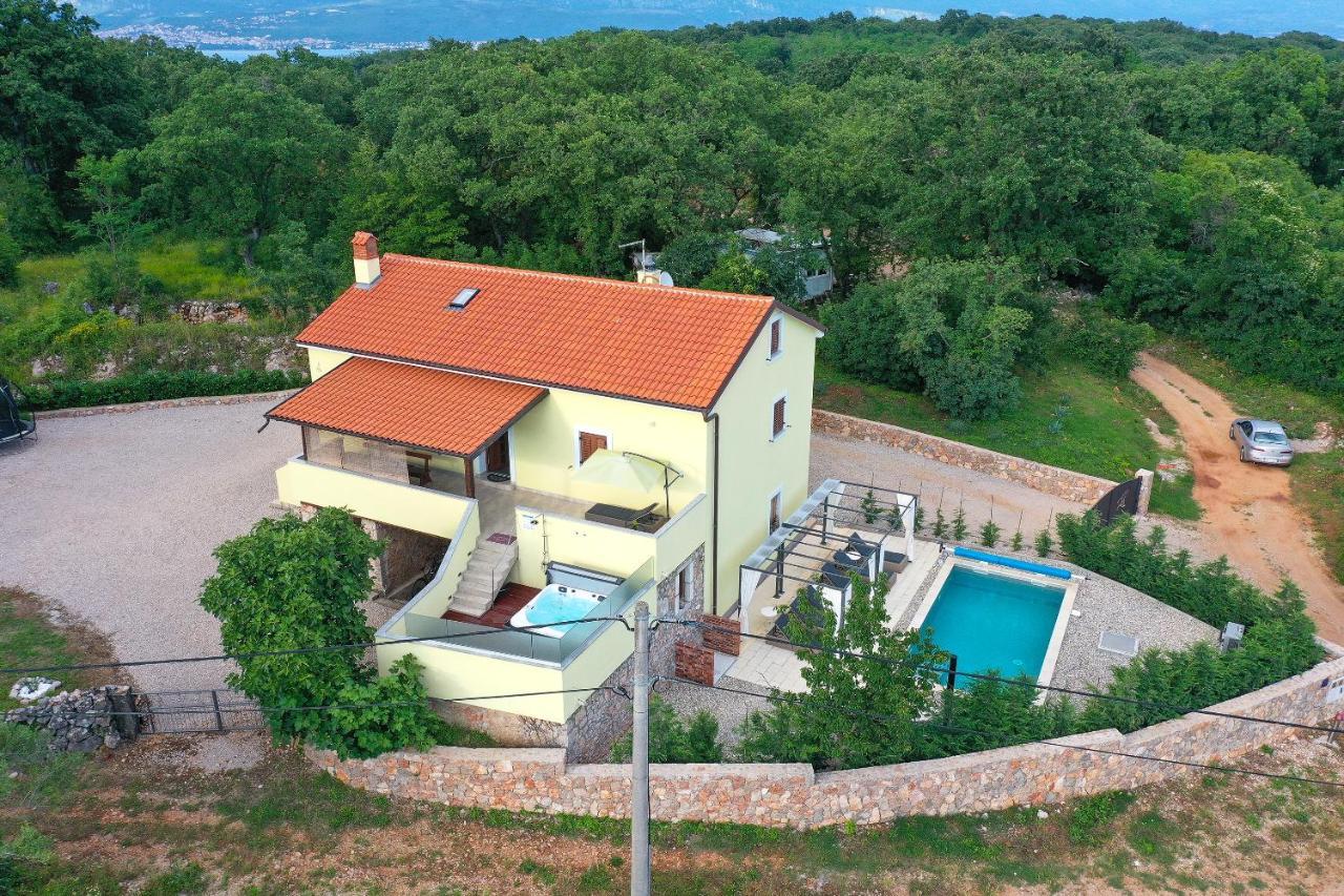 Holiday Home Tos Risika Bagian luar foto