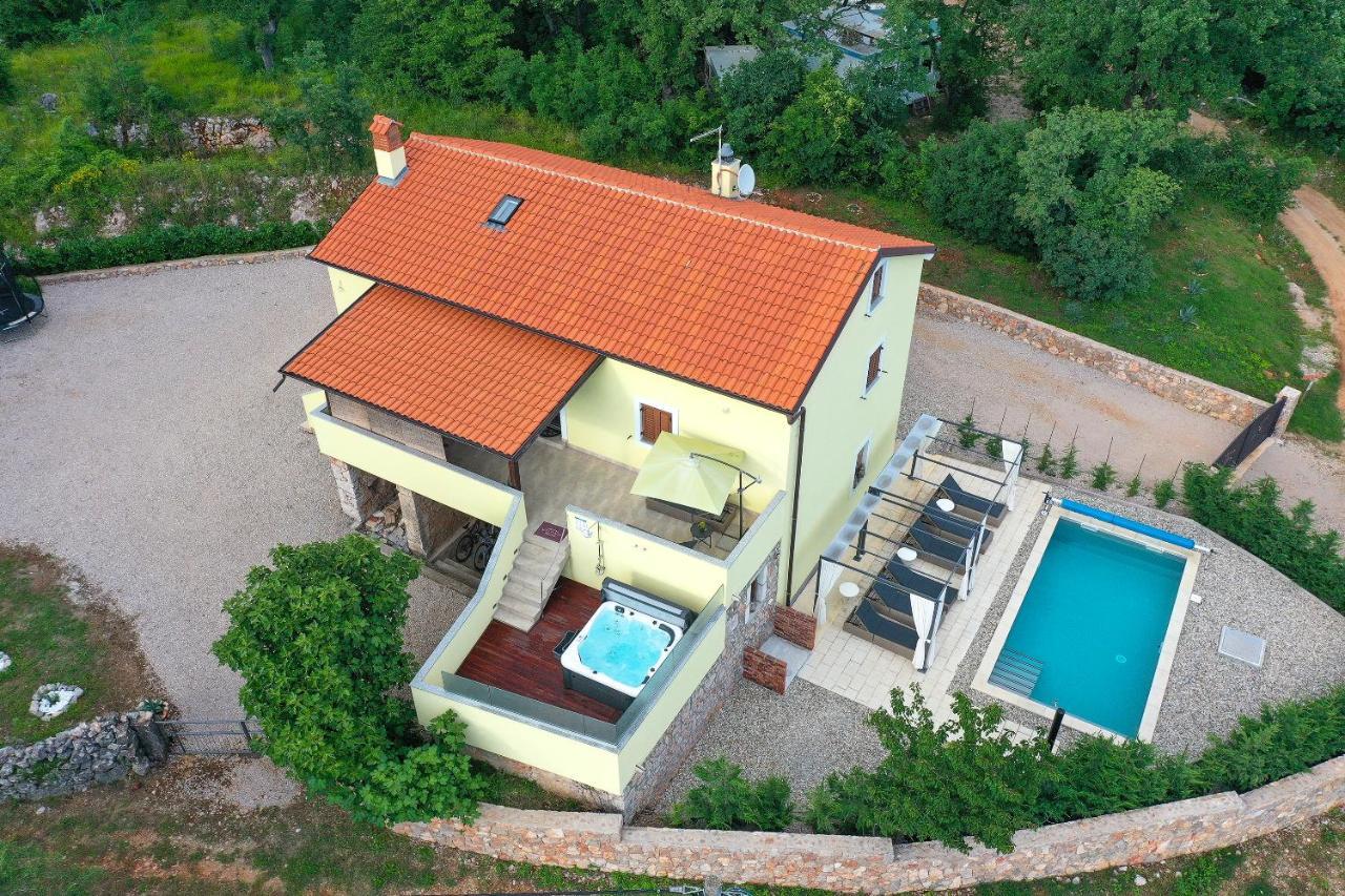 Holiday Home Tos Risika Bagian luar foto